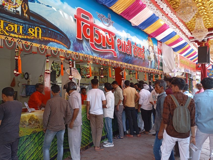 सोमनाथ मंदिर की तर्ज बनी विजय शाही ठण्डाई दुकान पर भीड़।