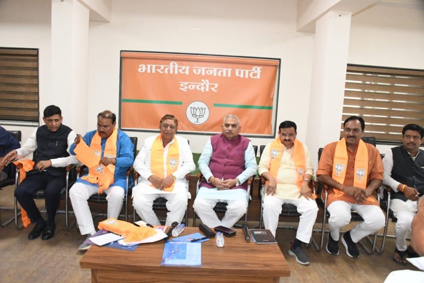 भाजपा के राष्ट्रीय सह संगठन महामंत्री  शिवप्रकाश ने  को इंदौर के भाजपा कार्यालय में