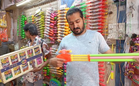 होली एवं रंगपंचमी के आई लाइट वाली नई प्रकार की पिचकारिया