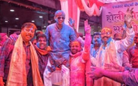 महापौर पुष्यमित्र भार्गव द्वारा    पत्रकार बंधुओं के साथ होली मिलन समारोह