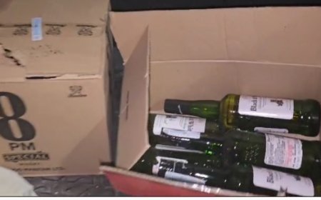 यातायात पुलिस ने जांच के लिए कार को रोका, तो करीब डेढ़ पेटी शराब मिली।