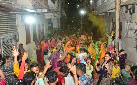 बाबा श्याम के दरबार में मची रे होली....      फाग उत्सव में जमकर उड़ा गुलाल, देर रात तक फाग गीतों पर झूमते रहे हुरियारे