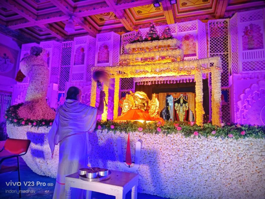 नयनाभिराम फूल बंगले के दर्शन हेतु जुटी श्रद्धालुओं की भारी भीड़