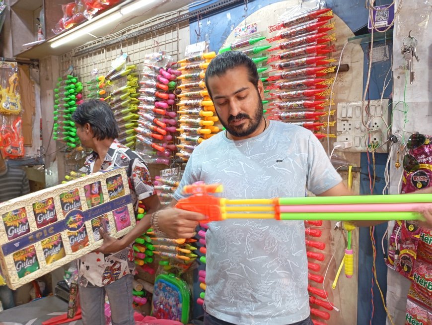 होली एवं रंगपंचमी के आई लाइट वाली नई प्रकार की पिचकारिया