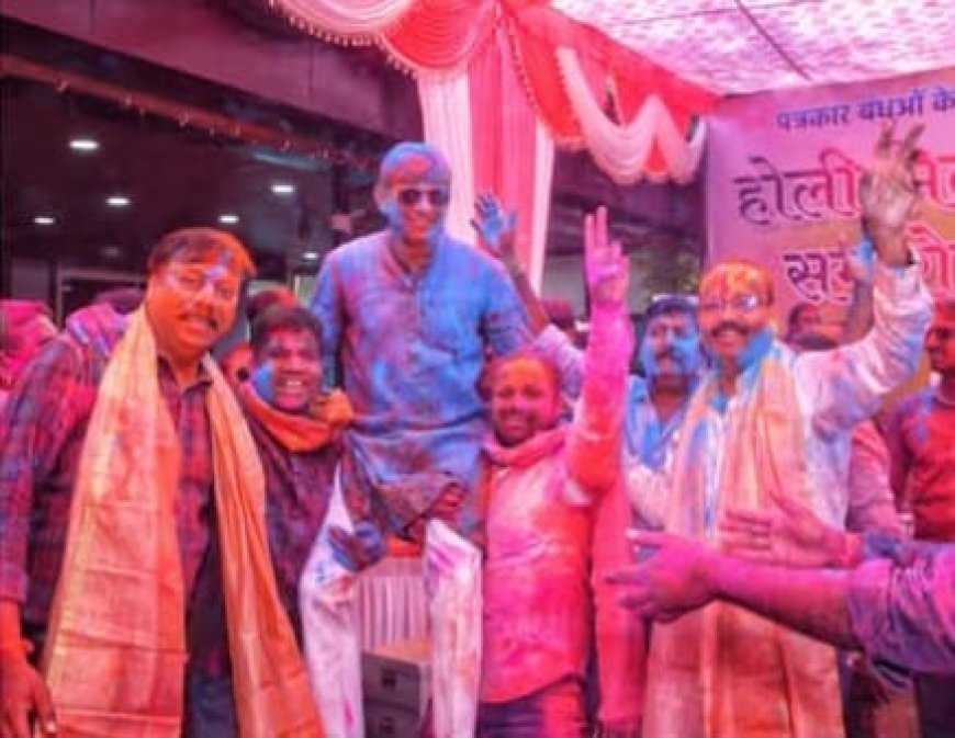 महापौर पुष्यमित्र भार्गव द्वारा    पत्रकार बंधुओं के साथ होली मिलन समारोह