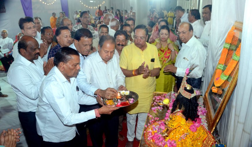 मालवा मिल अग्रवाल पंचायत में भजनों-फूलोंकी  वर्षा के बीच मना रंगारंग फाग महोत्सव   