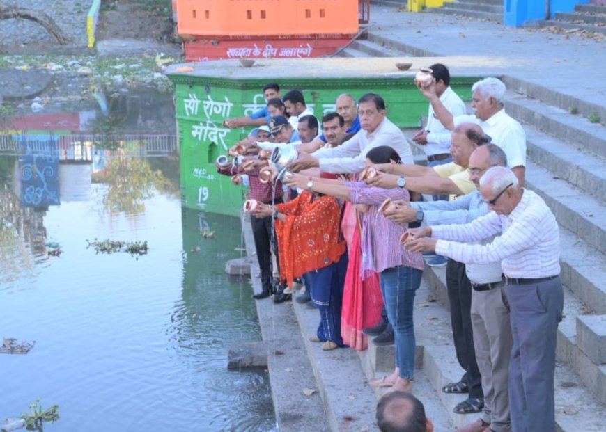 संकल्प का जल  कान्ह सरस्वती नदी में अर्पित कर उम्मीदों की कान्ह के किनारे किया जल चिन्तन