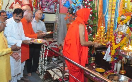 गीता भवन में जगदगुरू रामानंदाचार्य स्वामी रामनरेशाचार्य  के सानिध्य में हुई प्राकट्य महोत्सव में  महाआरती  
