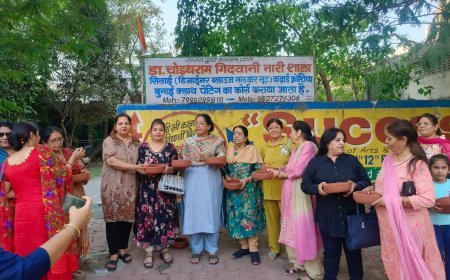 महिला सिन्धी समाज द्वारा चोइथराम नारी शाला में पक्षियों हेतु "सकौरे" वितरीत