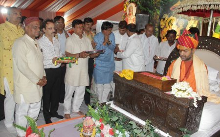 अग्रवाल संगठन नवलखा क्षेत्र इंदौर वनवासियों को गले लगाने का संदेश ही सही मायने में राम राज्य की बुनियाद है – प.पू. उत्तम स्वामी 