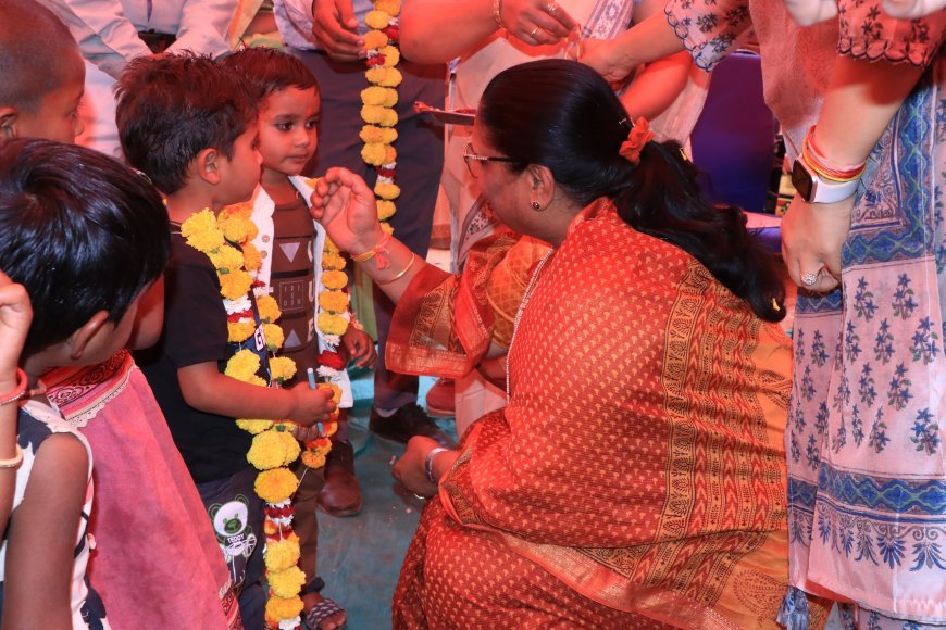 स्कूल चलें हम अभियान के तहत मंत्री सुश्री भूरिया ने बच्चों को तिलक और पुष्प-माला पहनाकर शाला प्रवेश करवाया