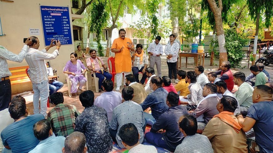 इंदौर में ऑटो चालकों के लिए लगा ई श्रमिक कार्ड शिविर ऑटो चालकों ने भरा फॉर्म 