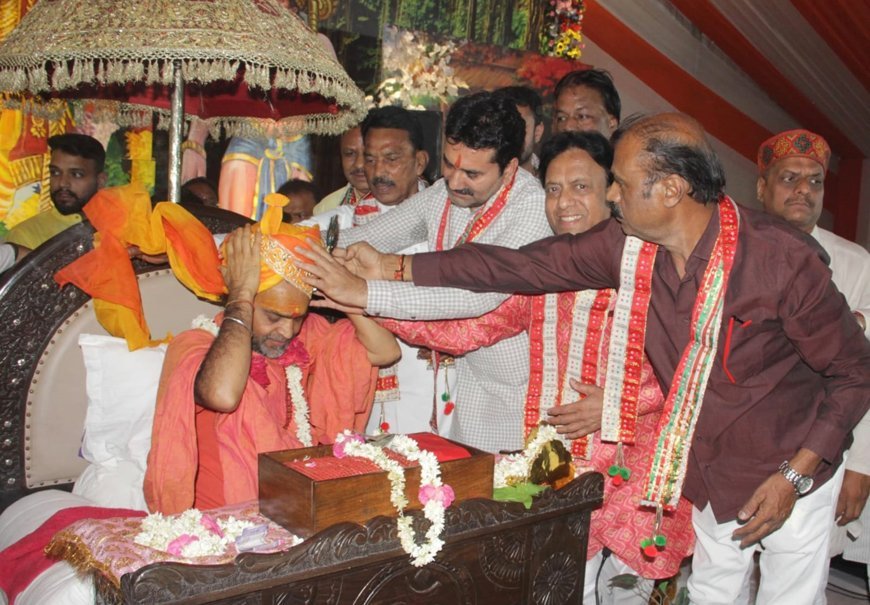 अग्रवाल महासभा द्वारा मालवा की पगड़ी पहनाकर महामंडलेश्वर महर्षि उत्तम स्वामी का सम्मान 