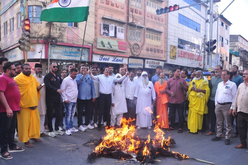 पहलगाम में हुए आतंकी हमले के बाद इंदौर में भारी रोष, आतंकवाद का पुतला फूंका, पाकिस्तान मुर्दाबाद के नारे लगाए