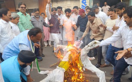 सेना का अपमान करने के विरोध में कांग्रेस ने मंत्री एवं उपमुख्यमंत्री का पुतला दहन किया