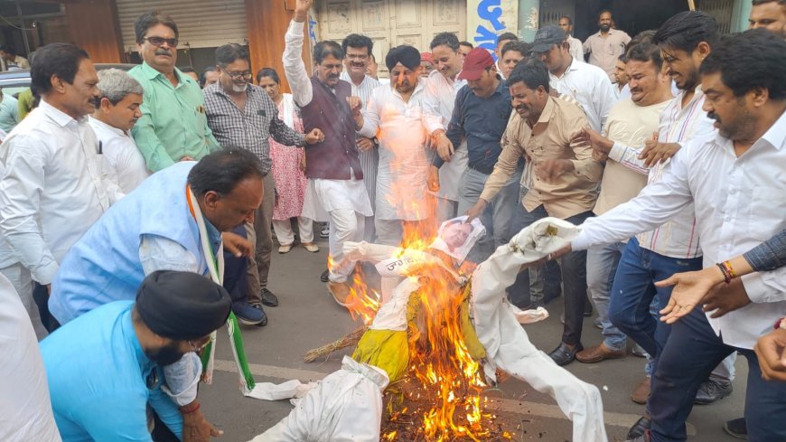 सेना का अपमान करने के विरोध में कांग्रेस ने मंत्री एवं उपमुख्यमंत्री का पुतला दहन किया