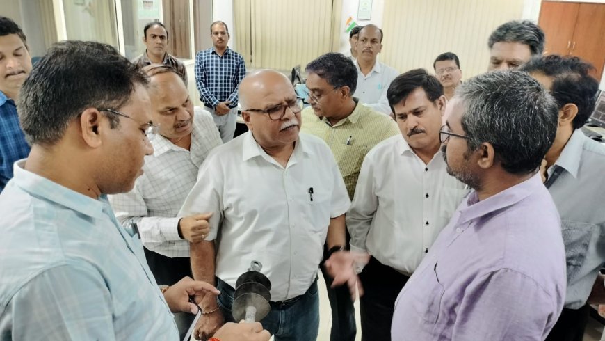 बिजली कंपनी के एमडी पहुंचे स्मार्ट मीटर कंट्रोल रूम, लोड डिस्पेच सेंटर