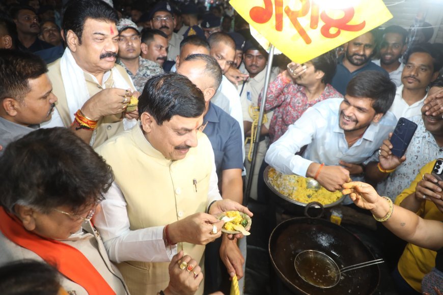 मुख्यमंत्री डॉ. मोहन यादव ने  देर रात इंदौर के विश्वप्रसिद्ध सराफा बाजार का दौरा किया