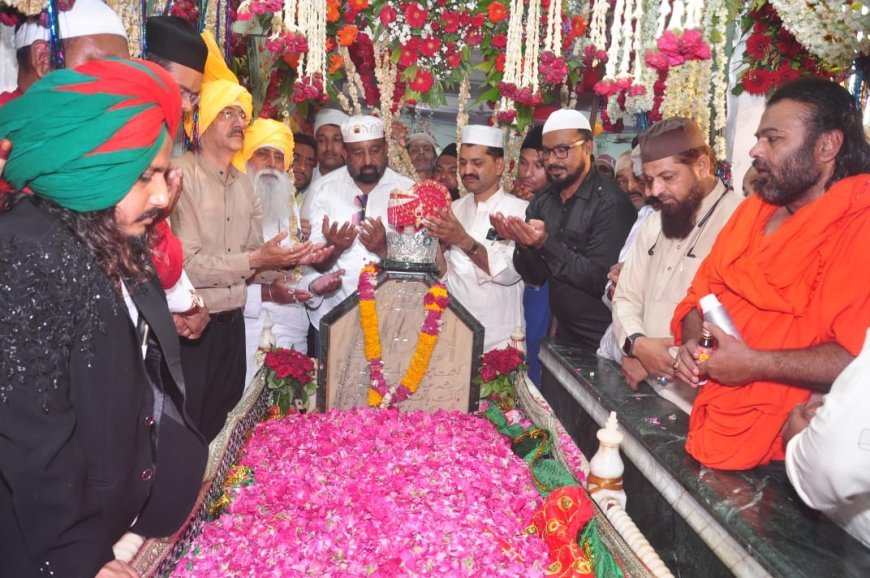 हजरत नियाज अली सरकार में एकता भाईचारे की चादर पेश की,* तब्बर रुक वितरण किया