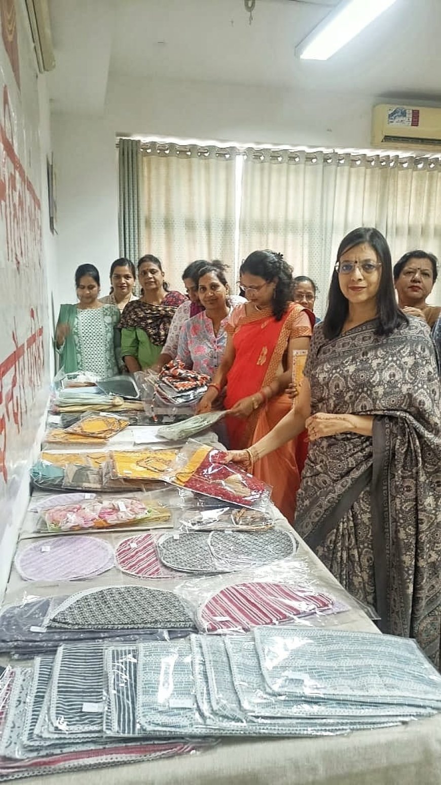 डाक महिला संगठन इन्दौर के सिलाई प्रशिक्षण केन्द्र से तैयार सामग्री की प्रदर्शनी लगायी गयी