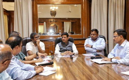 महापौर पुष्यमित्र भार्गव ने विद्युत विभाग और नगर निगम अधिकारियों संग की उच्चस्तरीय बैठक*