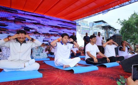 अंतर्राष्ट्रीय योग दिवस पर केंद्रीय मंत्री ज्योतिरादित्य सिंधिया, नगरीय मंत्री कैलाश विजयवर्गीय, महापौर पुष्यमित्र भार्गव व अभिनेत्री अदा शर्मा ने साझा किया मंच