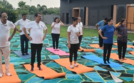 योग दिवस पर इंदौर के चिकित्सकों ने दिया ‘स्वस्थ जीवन’ का संदेश, डॉक्टर्स एसोसिएशन की संयुक्त पहल पर हुआ उत्साहपूर्ण आयोजन