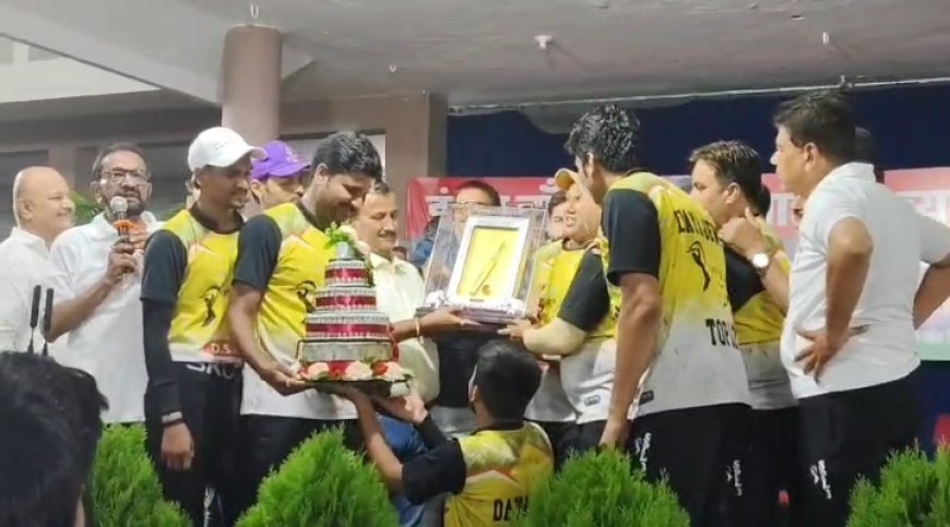 इंदौर चांदी सोना जवाहर व्यापारी एसोसिएशन द्वारा एस पी एल 3 सीरीज क्रिकेट का मैच फाइनल टोपाज इलेवन ने  जीता