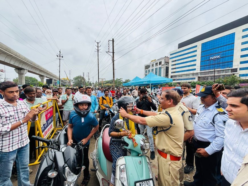निःशुल्क हेलमेट वितरण कार्यक्रम में डीसीपी, यातायात प्रबंधन ने 200 वाहन चालकों को हेलमेट प्रदान किये
