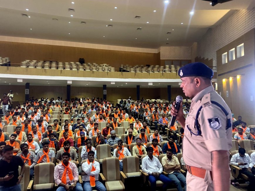 हिंद एकता परिवार टैक्सी यूनियन के ड्राइवर्स ने इंदौर पुलिस की साइबर पाठशाला में लिया विभिन्न साइबर फ्रॉड से बचने का ज्ञान