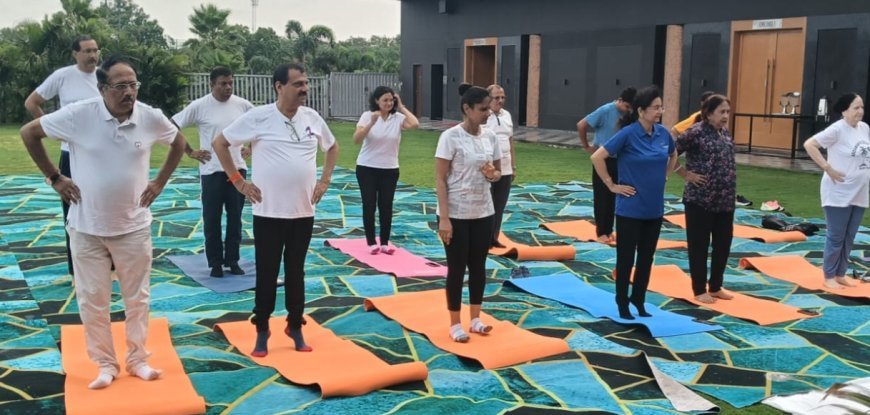 योग दिवस पर इंदौर के चिकित्सकों ने दिया ‘स्वस्थ जीवन’ का संदेश, डॉक्टर्स एसोसिएशन की संयुक्त पहल पर हुआ उत्साहपूर्ण आयोजन