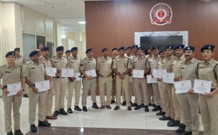 पुलिस कमिश्नर इंदौर ने उत्कृष्ट कार्य करने वाले 19 पुलिसकर्मियों को प्रशस्ति पत्र व नगद पुरस्कार से पुरस्कृत कर, की उनके कार्यो की सराहना।