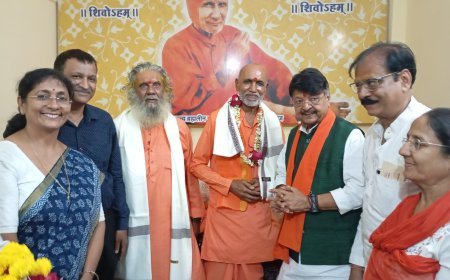 अखंडधाम पर गुरू पूर्णिमा महोत्सव में महामंडलेश्वर डॉ. स्वामी चेतन स्वरूप का पाद पूजन  नगरीय प्रसाशन मंत्री ने किया