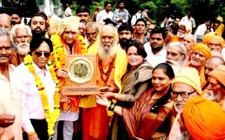 स्वच्छता का अवार्ड लेकर लौटे महापौर का अखंडधाम आश्रम पर किया सम्मान 