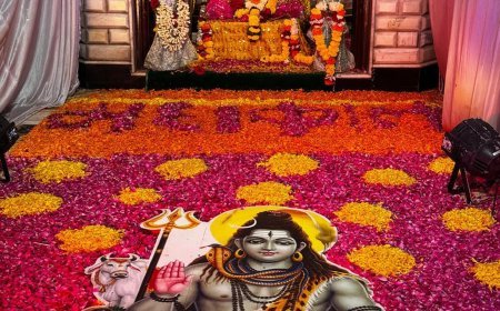 विद्याधाम पर भांग, मेवे और फूलों से भोलेनाथ का महाकालेश्वर  के रूप में मनोहारी श्रृंगार