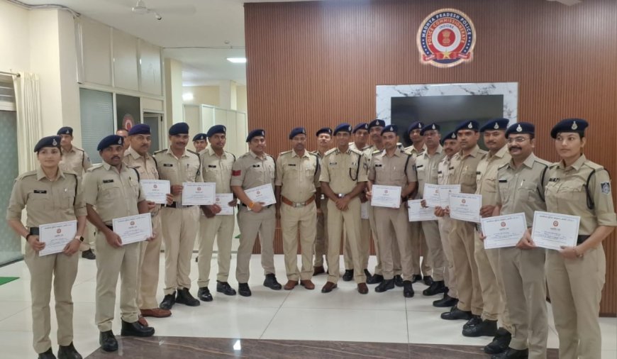 पुलिस कमिश्नर इंदौर ने उत्कृष्ट कार्य करने वाले 19 पुलिसकर्मियों को प्रशस्ति पत्र व नगद पुरस्कार से पुरस्कृत कर, की उनके कार्यो की सराहना।