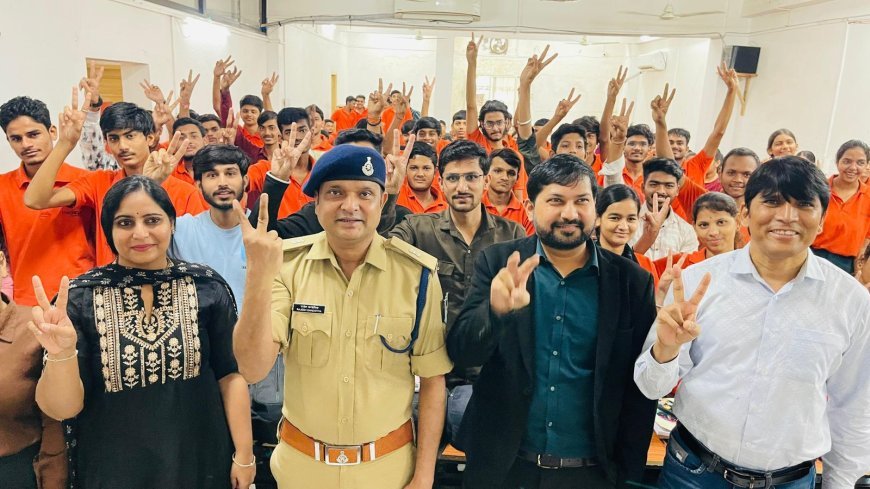 स्टूडेंट्स ने प्रतियोगिता परीक्षाओं की तैयारी के साथ ही इंदौर पुलिस की सायबर पाठशाला में सीखीं