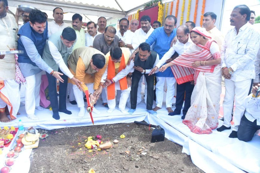 मुख्यमंत्री डॉ. मोहन यादव ने केसरबाग क्षेत्र में "एक बगिया माँ के नाम" अभियान के भूमिपूजन एवं पौधारोपण किया