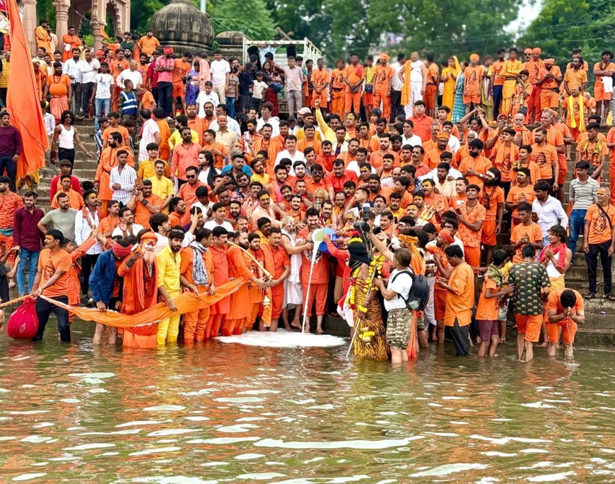 महेश्वर में अनेक संतों के सानिध्य में केन्द्रीय मंत्री, विधायक सहित हजारों कावड़ियों ने की मां नर्मदा की आरती और दुग्धाभिषेक