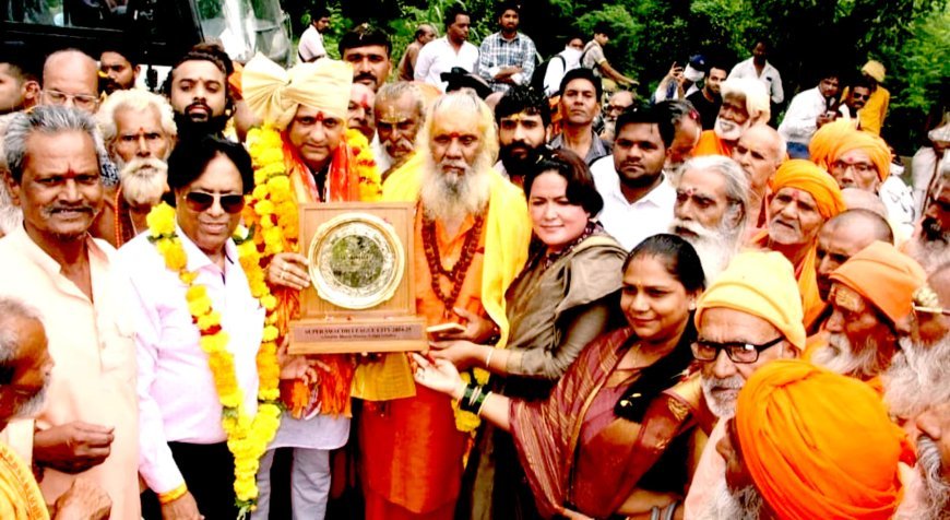 स्वच्छता का अवार्ड लेकर लौटे महापौर का अखंडधाम आश्रम पर किया सम्मान 