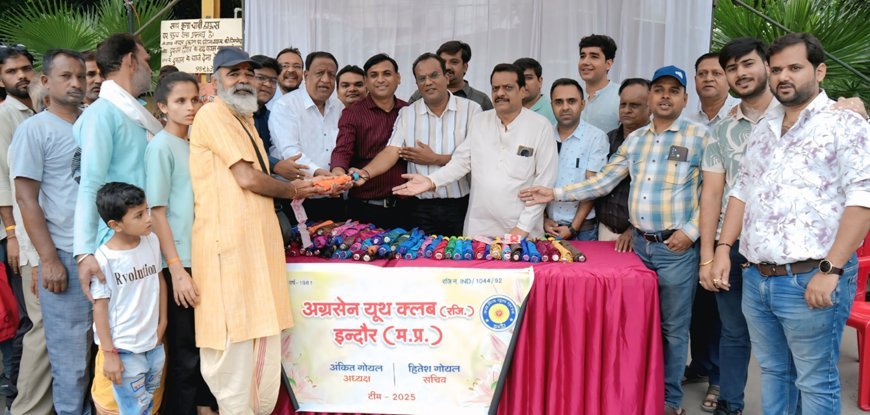 रूठे हुए इंद्र देव को मनाने के लिए अग्रसेन यूथ क्लब द्वारा 300 छातों का वितरण किया गया