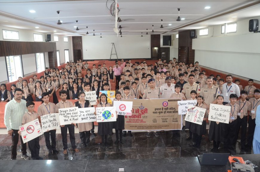 जीवन में भरें अच्छे रंग.., नशा करके इसे मत करो बदरंग...’’ रंगोली व पेंटिंग के माध्यम स्टूडेंट्स से नशे के प्रति जागरूकता का ये संदेश