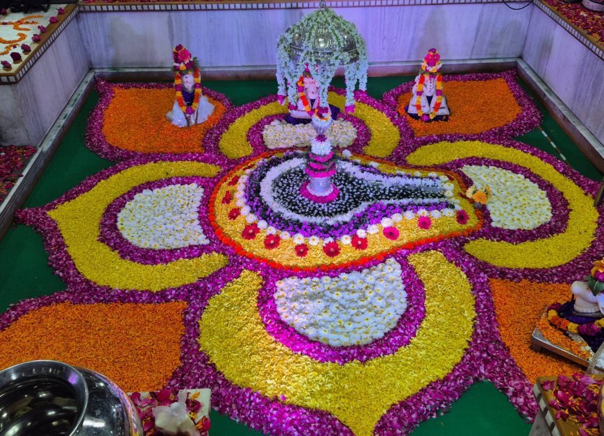 कांटाफोड़ शिव मंदिर पर रजत मंडित गर्भगृह में  11 किस्म के फूलों से भोलेनाथ का अनूठा श्रृंगार
