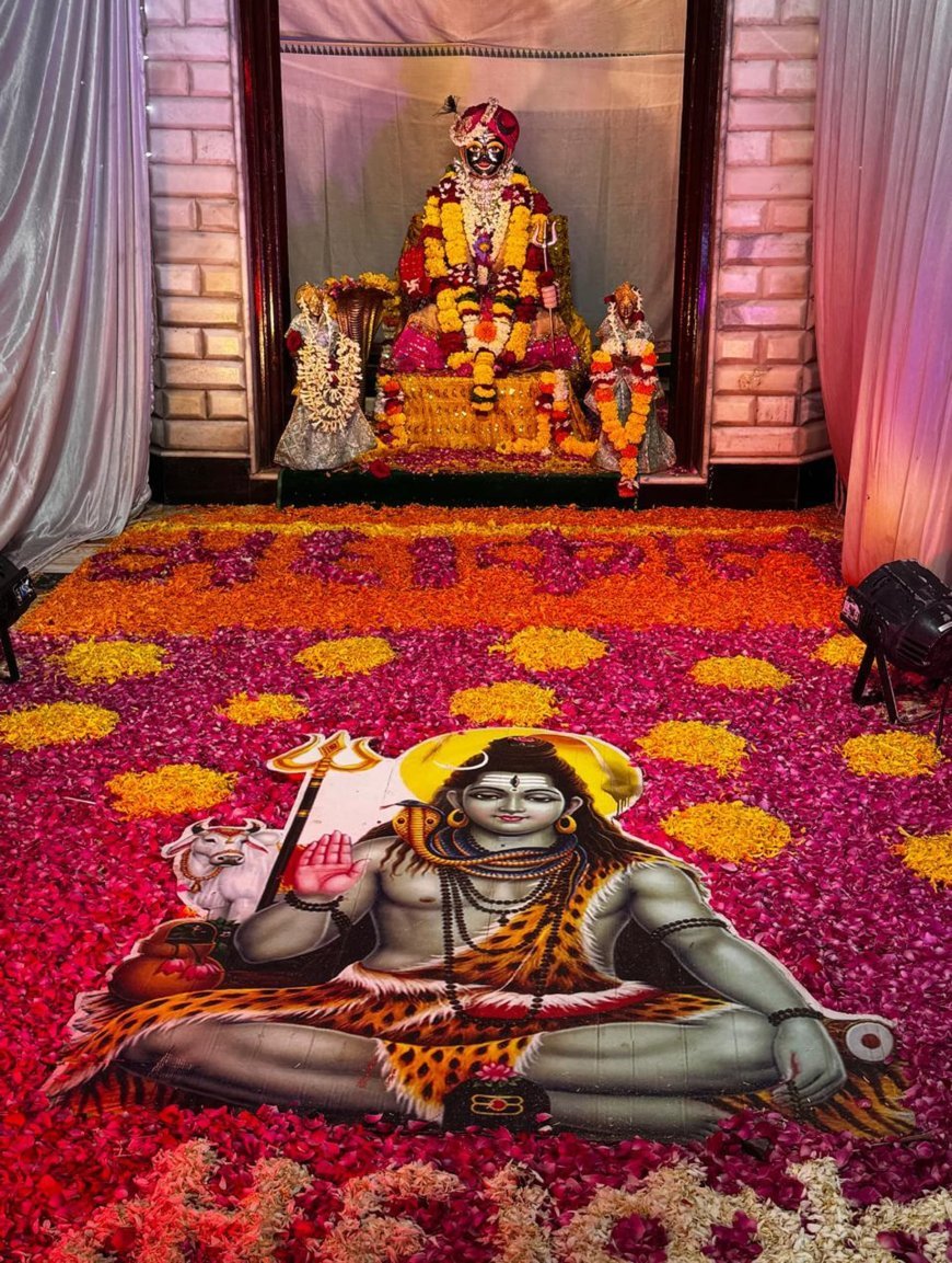 विद्याधाम पर भांग, मेवे और फूलों से भोलेनाथ का महाकालेश्वर  के रूप में मनोहारी श्रृंगार