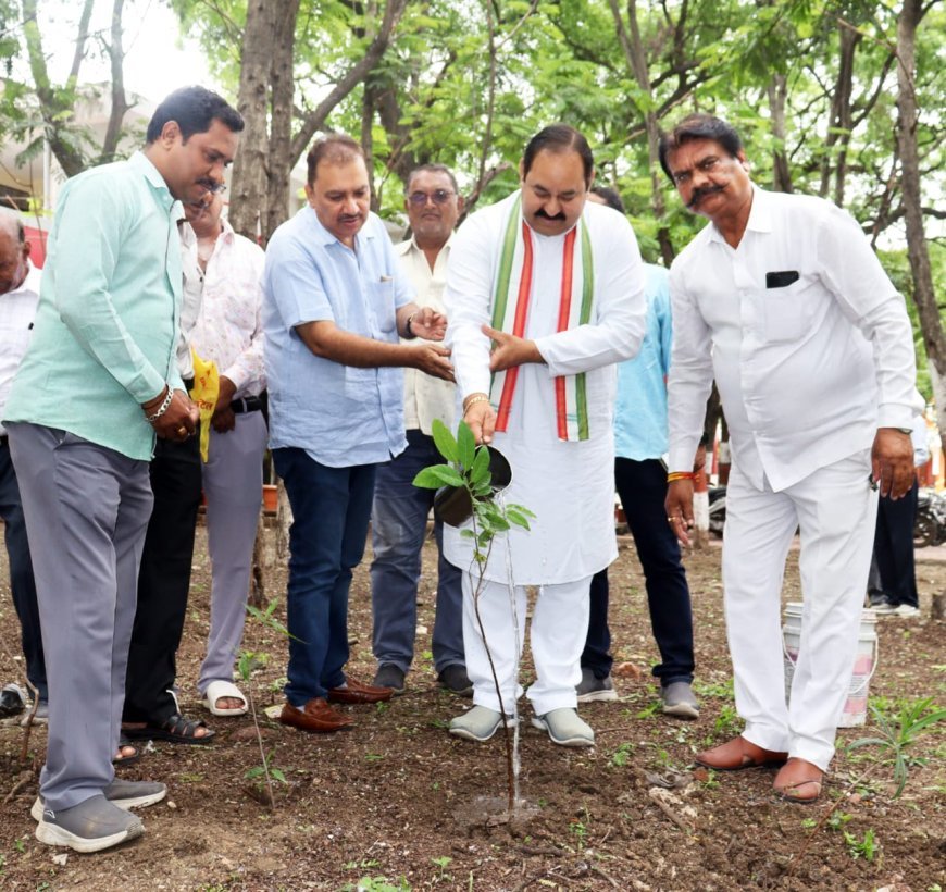 शहीदों की याद में 11 पौधो का रोपण किया गया