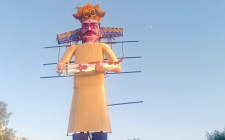 दशहरा मैदान पर खड़ा हो गया 111 फीट ऊँचा रावण का पुतला*