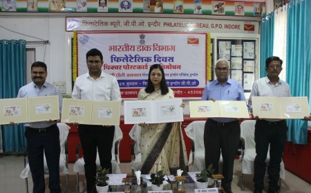 इंदौर जी.पी.ओ. द्वारा वरिष्ठ नागरिकों के सम्मान में पिक्चर पोस्टकार्ड का विमोचन