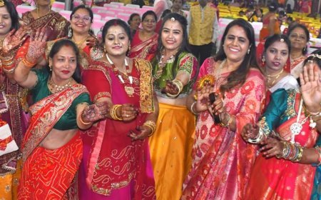 सोलह श्रृंगार में सजी-धजी अग्रवाल समाज की 1200  सुहागनों ने पति के हाथों खोला करवा चौथ का व्रत 