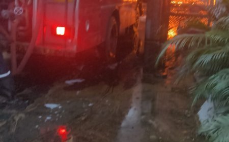 सांवेर रोड औद्योगिक क्षेत्र पारले-जी फैक्ट्री के पास स्थित एम पी डी केमिकल फैक्ट्री में रात्रि को लगी आग* 