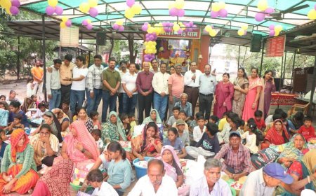 कुष्ठ आश्रम बस्ती के ढाई सौ परिवारों को बाबाश्री ट्रस्ट द्वारा खुशियों का बंटवारा